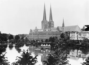 Veduta del museo con la Marienkirche sullo sfondo, Lubecca, c.1910